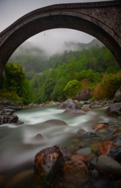 Artvin Arhavi çift kemerli köprüler Cifte kopruler olarak bilinen doğal orman ve mavi gökyüzü arka planı.