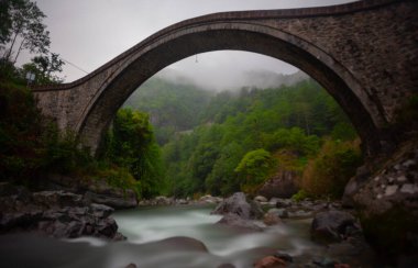 Artvin Arhavi çift kemerli köprüler Cifte kopruler olarak bilinen doğal orman ve mavi gökyüzü arka planı.