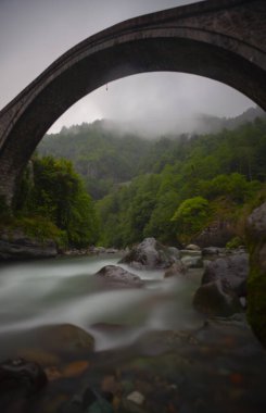 Artvin Arhavi çift kemerli köprüler Cifte kopruler olarak bilinen doğal orman ve mavi gökyüzü arka planı.