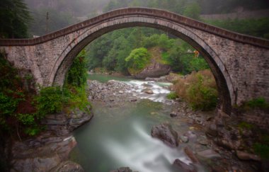 Artvin Arhavi çift kemerli köprüler Cifte kopruler olarak bilinen doğal orman ve mavi gökyüzü arka planı.