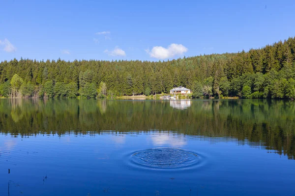 Black Lake 알려져 아르츠빈 사바나 배경을 가지고 호수에 반사되어 — 스톡 사진