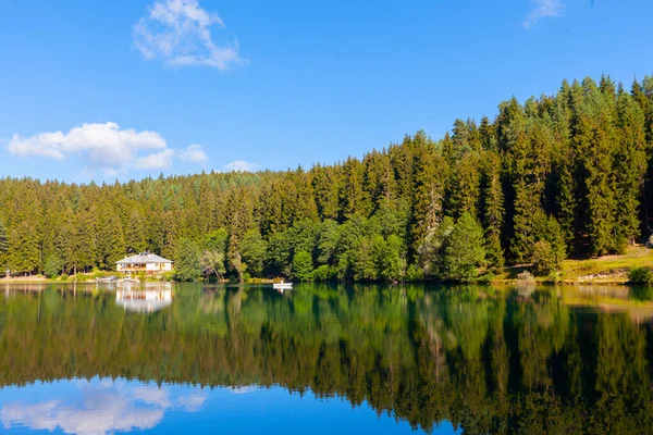 Black Lake 알려져 아르츠빈 사바나 배경을 가지고 호수에 반사되어 — 스톡 사진