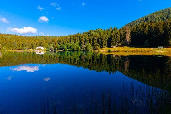 Black Lake 알려져 아르츠빈 사바나 배경을 가지고 호수에 반사되어 — 스톡 사진