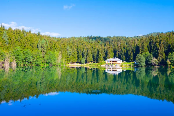 Black Lake 알려져 아르츠빈 사바나 배경을 가지고 호수에 반사되어 — 스톡 사진