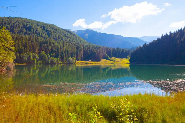 Black Lake 알려져 아르츠빈 사바나 배경을 가지고 호수에 반사되어 — 스톡 사진