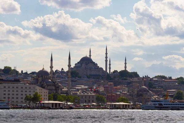 İstanbul Marmara Denizi 'ndeki eski tarihi binalar