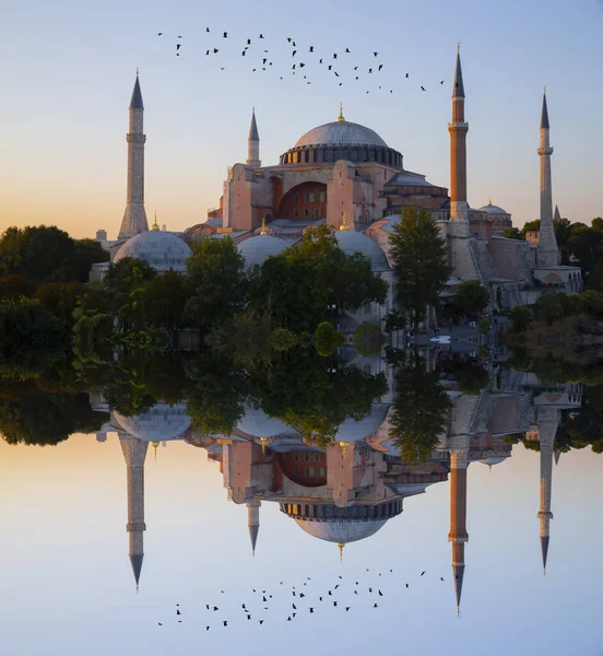 蓝色清真寺和Hagia Sophia清真寺的反思 — 图库照片