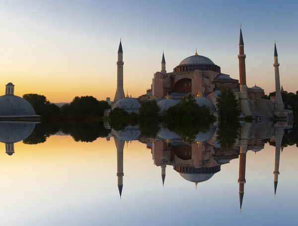 蓝色清真寺和Hagia Sophia清真寺的反思 — 图库照片