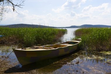 Eber Gölü, Afyon, Türkiye 'nin en büyük 11. gölüdür ancak su kaynaklarının kesilmesiyle kurumaya başlamıştır..