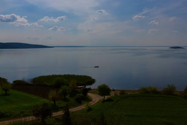 トルコで11番目に大きな湖ですが 水資源の枯渇により干上がり始めました — ストック写真