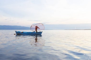 Eber Gölü, Afyon, Türkiye 'nin en büyük 11. gölüdür ancak su kaynaklarının kesilmesiyle kurumaya başlamıştır..