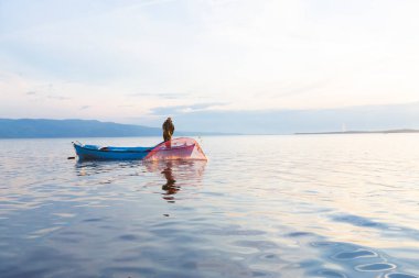 Eber Gölü, Afyon, Türkiye 'nin en büyük 11. gölüdür ancak su kaynaklarının kesilmesiyle kurumaya başlamıştır..