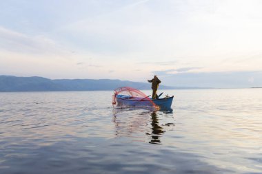 Eber Gölü, Afyon, Türkiye 'nin en büyük 11. gölüdür ancak su kaynaklarının kesilmesiyle kurumaya başlamıştır..