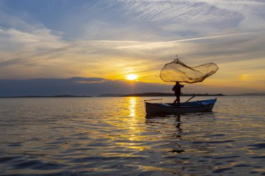 Eber Gölü, Afyon, Türkiye 'nin en büyük 11. gölüdür ancak su kaynaklarının kesilmesiyle kurumaya başlamıştır..