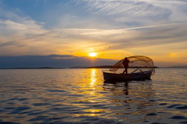 Eber Gölü, Afyon, Türkiye 'nin en büyük 11. gölüdür ancak su kaynaklarının kesilmesiyle kurumaya başlamıştır..