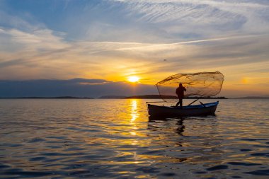 Eber Gölü, Afyon, Türkiye 'nin en büyük 11. gölüdür ancak su kaynaklarının kesilmesiyle kurumaya başlamıştır..