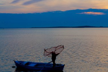 Eber Gölü, Afyon, Türkiye 'nin en büyük 11. gölüdür ancak su kaynaklarının kesilmesiyle kurumaya başlamıştır..
