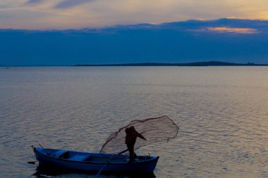 Eber Gölü, Afyon, Türkiye 'nin en büyük 11. gölüdür ancak su kaynaklarının kesilmesiyle kurumaya başlamıştır..