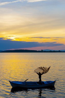 Eber Gölü, Afyon, Türkiye 'nin en büyük 11. gölüdür ancak su kaynaklarının kesilmesiyle kurumaya başlamıştır..