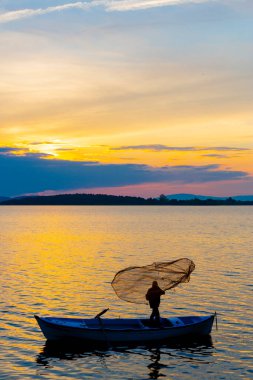 Eber Gölü, Afyon, Türkiye 'nin en büyük 11. gölüdür ancak su kaynaklarının kesilmesiyle kurumaya başlamıştır..