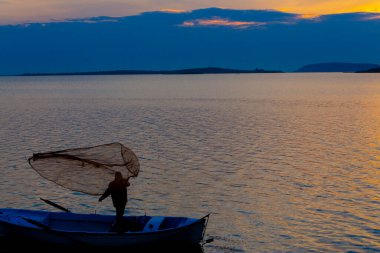 Eber Gölü, Afyon, Türkiye 'nin en büyük 11. gölüdür ancak su kaynaklarının kesilmesiyle kurumaya başlamıştır..