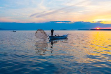 Eber Gölü, Afyon, Türkiye 'nin en büyük 11. gölüdür ancak su kaynaklarının kesilmesiyle kurumaya başlamıştır..