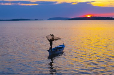 Eber Gölü, Afyon, Türkiye 'nin en büyük 11. gölüdür ancak su kaynaklarının kesilmesiyle kurumaya başlamıştır..