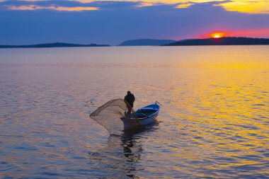 Eber Gölü, Afyon, Türkiye 'nin en büyük 11. gölüdür ancak su kaynaklarının kesilmesiyle kurumaya başlamıştır..