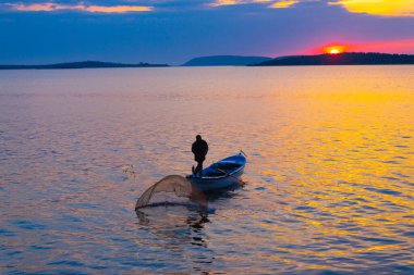 Eber Gölü, Afyon, Türkiye 'nin en büyük 11. gölüdür ancak su kaynaklarının kesilmesiyle kurumaya başlamıştır..