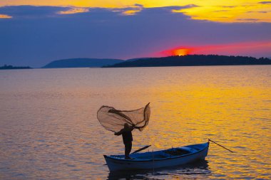 Eber Gölü, Afyon, Türkiye 'nin en büyük 11. gölüdür ancak su kaynaklarının kesilmesiyle kurumaya başlamıştır..