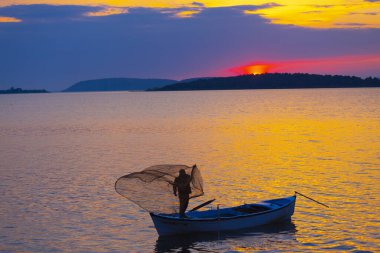 Eber Gölü, Afyon, Türkiye 'nin en büyük 11. gölüdür ancak su kaynaklarının kesilmesiyle kurumaya başlamıştır..