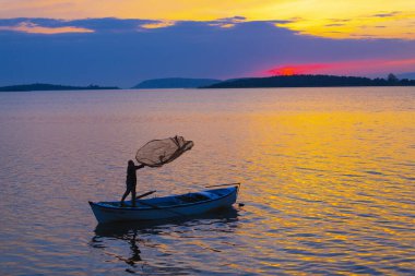 Eber Gölü, Afyon, Türkiye 'nin en büyük 11. gölüdür ancak su kaynaklarının kesilmesiyle kurumaya başlamıştır..