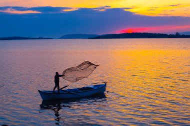 Eber Gölü, Afyon, Türkiye 'nin en büyük 11. gölüdür ancak su kaynaklarının kesilmesiyle kurumaya başlamıştır..