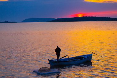Eber Gölü, Afyon, Türkiye 'nin en büyük 11. gölüdür ancak su kaynaklarının kesilmesiyle kurumaya başlamıştır..