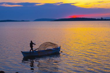 Eber Gölü, Afyon, Türkiye 'nin en büyük 11. gölüdür ancak su kaynaklarının kesilmesiyle kurumaya başlamıştır..