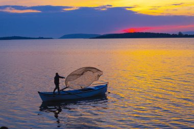Eber Gölü, Afyon, Türkiye 'nin en büyük 11. gölüdür ancak su kaynaklarının kesilmesiyle kurumaya başlamıştır..