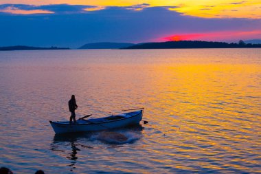Eber Gölü, Afyon, Türkiye 'nin en büyük 11. gölüdür ancak su kaynaklarının kesilmesiyle kurumaya başlamıştır..