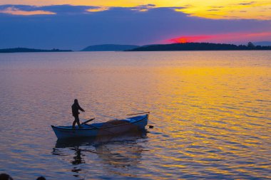 Eber Gölü, Afyon, Türkiye 'nin en büyük 11. gölüdür ancak su kaynaklarının kesilmesiyle kurumaya başlamıştır..