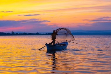 Eber Gölü, Afyon, Türkiye 'nin en büyük 11. gölüdür ancak su kaynaklarının kesilmesiyle kurumaya başlamıştır..