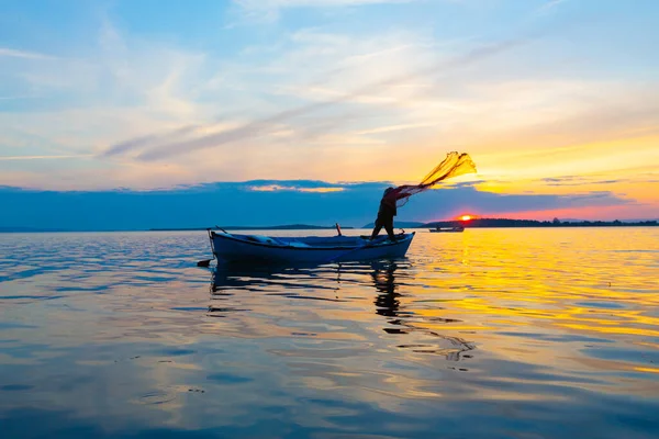 Eber Gölü, Afyon, Türkiye 'nin en büyük 11. gölüdür ancak su kaynaklarının kesilmesiyle kurumaya başlamıştır..