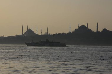 İstanbul 'da gün batımı ve feribot