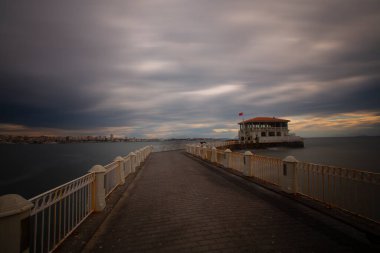 Kadky 'deki rıhtımdan başlayıp sahile doğru sahil boyunca yürüdüğünüzde belli bir süre sonra ünlü Moda plajına ulaşırsınız..