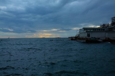 Kadky 'deki rıhtımdan başlayıp sahile doğru sahil boyunca yürüdüğünüzde belli bir süre sonra ünlü Moda plajına ulaşırsınız..