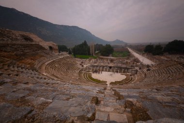 Efes, Anadolu 'nun batı kıyısında, bugün İzmir' in Seluk ilçesi sınırları içinde bulunan ve daha sonra önemli bir Roma kenti olacak antik bir Yunan kentidir..