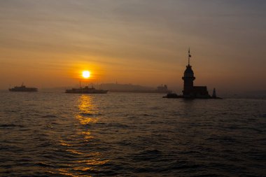 Maiden 's Tower, Salacak açıklarında, Marmara Denizi' ne yakın küçük bir adaya inşa edilmiş bir yapıdır. Efsanelere konu olan, çeşitli söylentilerin anlatıldığı yer..