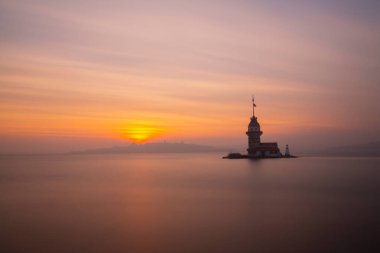Maiden 's Tower, Salacak açıklarında, Marmara Denizi' ne yakın küçük bir adaya inşa edilmiş bir yapıdır. Efsanelere konu olan, çeşitli söylentilerin anlatıldığı yer..