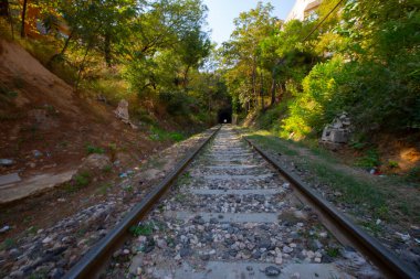 Demiryolu ve tren tüneli