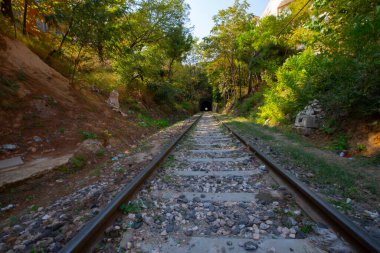 Demiryolu ve tren tüneli
