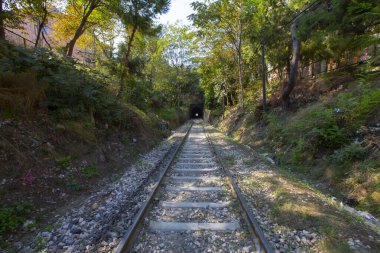 Demiryolu ve tren tüneli