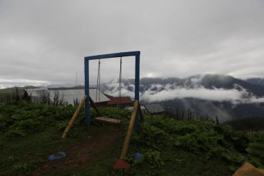 Gito Platosu, Karadeniz 'in en barışçıl faaliyetlerinden biri olarak doğayı seven herkesin hayatında en az bir kez yaşaması gereken bir yerdir..